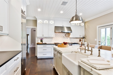 Farmhouse Sink In Island