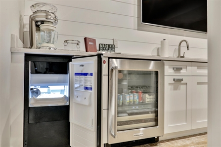 Icemaker in Bar