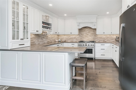 Kitchen With Peninsula